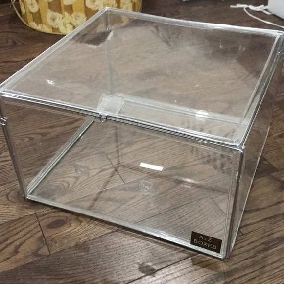 Clear hat box (hat box is not included) great for displaying in closet! - Picture 3 of 12